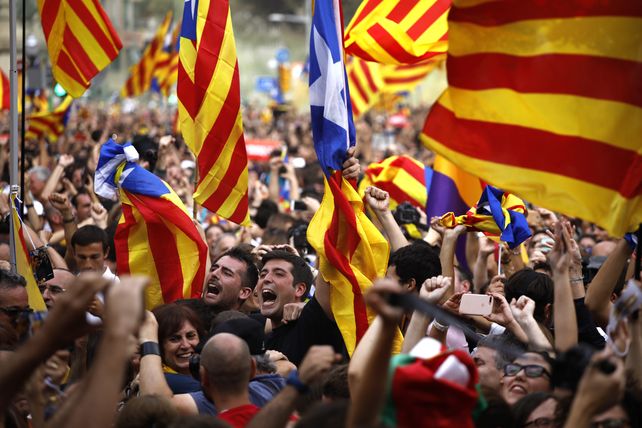 Decenas de miles de independentistas estallan de júbilo en  Barcelona