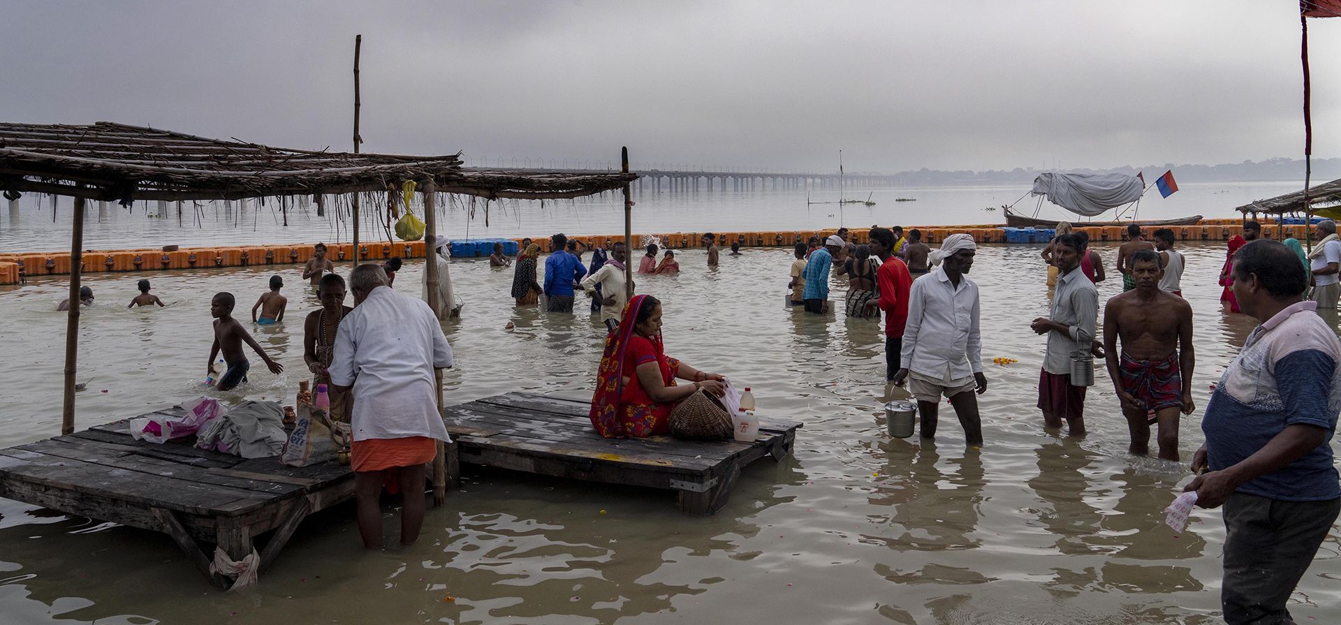 Devotos hindúes se bañan y realizan rituales matutinos en Sangam, la confluencia de los ríos Ganges y Yamuna, en Prayagraj, en el norteño estado indio de Uttar Pradesh, India, el miércoles 12 de octubre de 2022. Prayagraj en el norteño estado de Uttar Pradesh es un importante centro de peregrinación hindú.