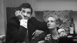 Bradley Cooper y Carey Mulligan interpretan a Leonard Bernstein y su esposa Felicia Montealegre.
