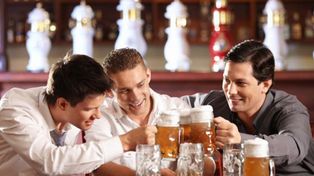 Construyen una cañería para transportar la cerveza de la fábrica a los bares