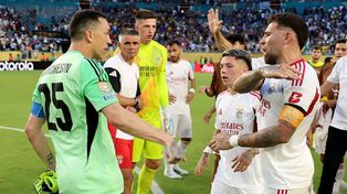 Agustín Marchesín y Nicolás Otamendi le reclamaron al árbitro al final del partido y los jugadores se cruzaron.