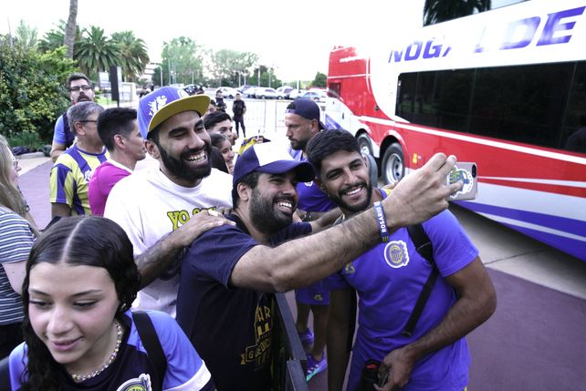 Muchos hinchas se sacaron fotos con los jugadores cuando bajaban del micro.&nbsp;