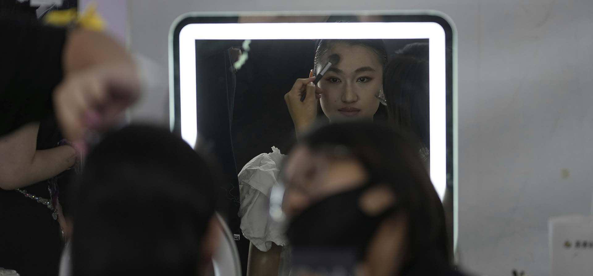 Una modelo se retoca el maquillaje detrás del escenario antes de presentar la creación de Yingzhishang durante la Semana de la Moda de China SS2026, en Beijing, China, el viernes 12 de septiembre de 2025. (Foto AP/Mahesh Kumar A.) Una modelo se retoca el maquillaje detrás del escenario antes de presentar la creación de Yingzhishang durante la Semana de la Moda de China SS2026, en Beijing, China, el viernes 12 de septiembre de 2025. (Foto AP/Mahesh Kumar A.)