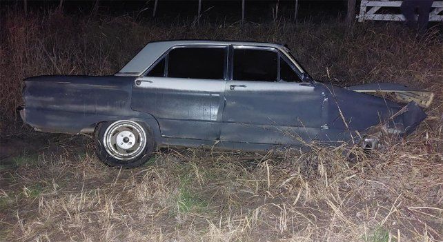 El conductor perdió el control del auto e impactó contra una alcantarilla. Ocurrió el jueves