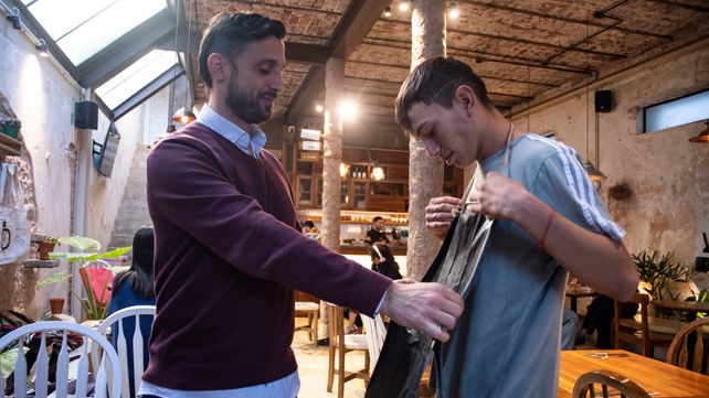 Entró a robar en una cafetería y el dueño terminó ofreciéndole trabajo