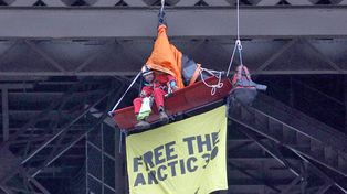 Greenpeace pide la libertad de activistas en la torre Eiffel