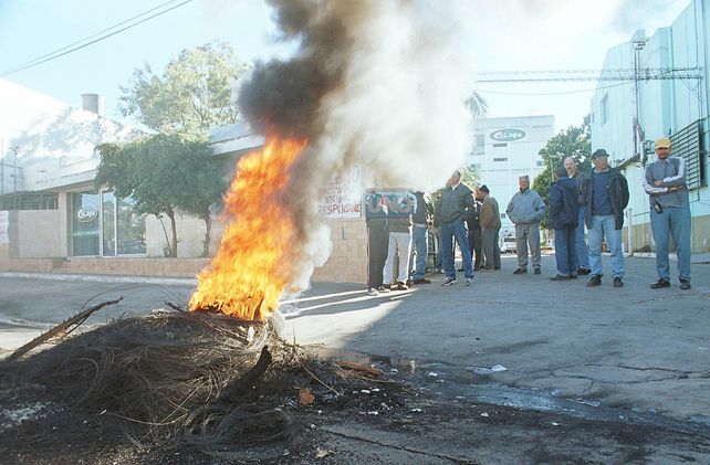 En 2004 volvieron las protesta en la puerta de la planta. Foto UNO. 