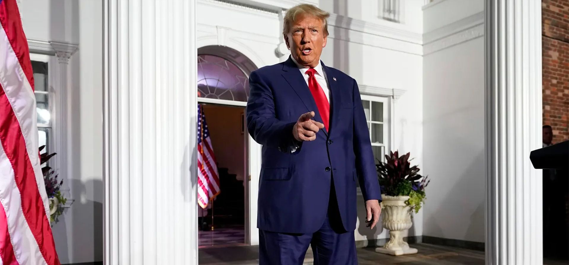 Nueva Jersey, Estados Unidos. Donald Trump llega para hablar en el Trump National Golf Club en Bedminster después de declararse inocente de varios cargos de delitos graves en un tribunal de Miami. Fotografía: Andrew Harnik/AP