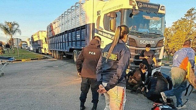 San Salvador: una joven resultó herida tras ser colisionada por un camión.