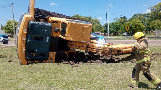Ramírez: un camión volcó la pesada maquinaria que llevaba como carga