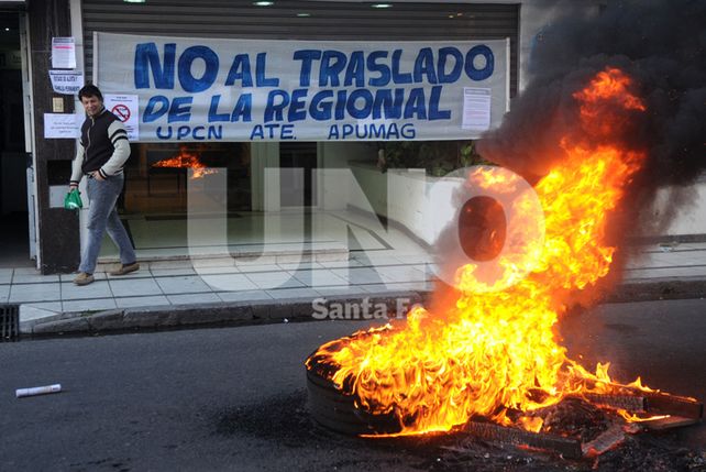 Los trabajadores de la Central Regional Santa Fe de Senasa realizaron una protesta en la puerta de la sede con corte de tránsito.