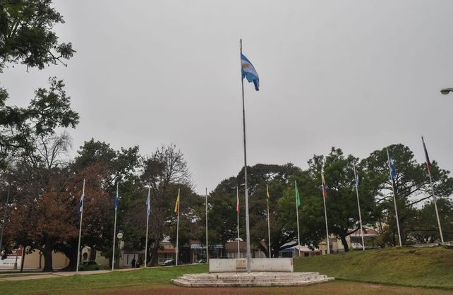 La Municipalidad repuso las banderas en plazas y parques y reparó los mástiles.