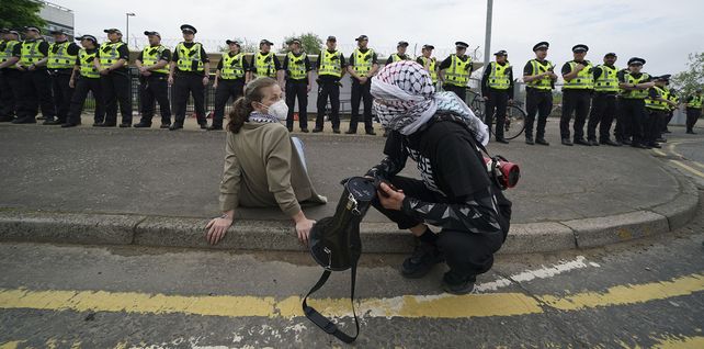 Agentes de policía se paran frente a activistas pro palestinos durante una protesta frente a la fábrica Thales en Govan