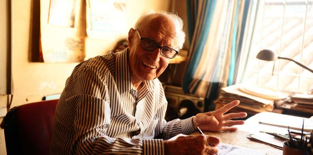 Talento. Dobal firmando uno de sus dibujos.