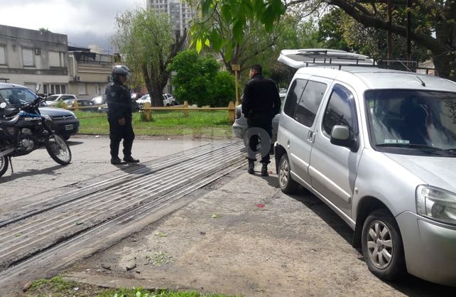 Una formación del Belgrano Cargas chocó un auto mal estacionado sobre las vías