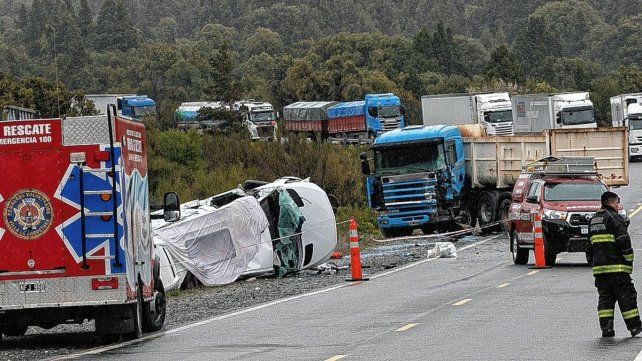 Seis muertos tras un choque entre un camión y una combi en la ruta 40