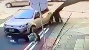 Por hablar por celular, la embistió un auto al cruzar la calle con un cochecito