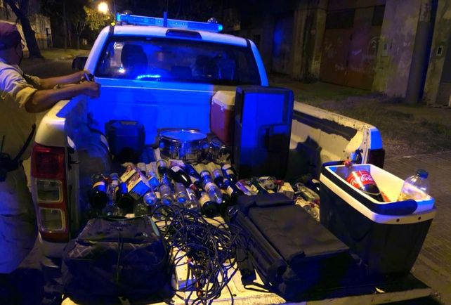Parte del alcohol incautado por Control y Convivencia en la fiesta clandestina del último primer día de clases.