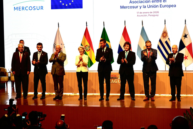 Los presidentes del Mercosur y los representantes de la Unión Europea posan para una foto grupal durante la firma del acuerdo de libre comercio realizada en Paraguay.