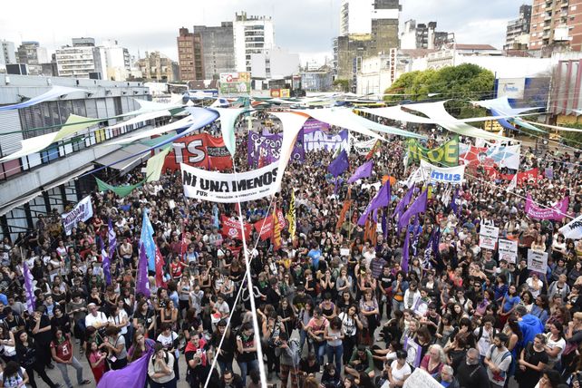 {altText(#NiUnamenos. En Rosario la gente se autoconvocó en la plaza Montenegro. Hubo bronca e indignación.,Masivas marchas en Rosario y todo el país para repudiar el crimen de Micaela)}