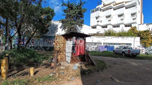B° Mariano Comas: preocupación de vecinos por un asentamiento irregular en un estacionamiento a metros de Bulevar