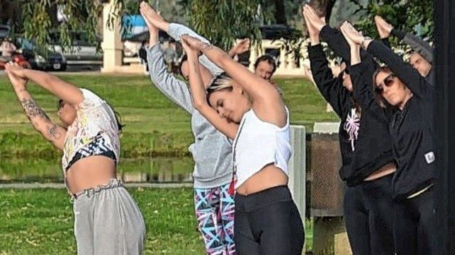Yoguis. Las personas eligen el yoga porque reduce los niveles de ansiedad y de estrés.