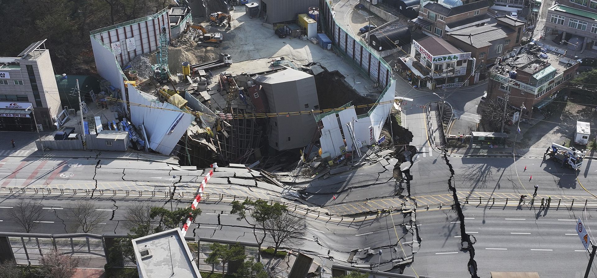 Un túnel subterráneo se derrumba en Gwangmyeong, Corea del Sur, el viernes 11 de abril de 2025. (Hong Ki-won/Yonhap vía AP) Un túnel subterráneo se derrumba en Gwangmyeong, Corea del Sur, el viernes 11 de abril de 2025. (Hong Ki-won/Yonhap vía AP)