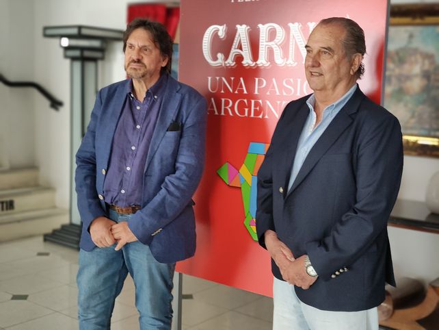 El escritor Felipe Pigna y el titular del IPCVA