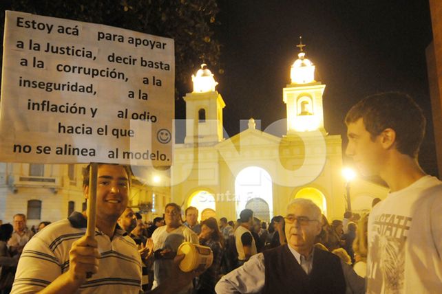 En Santa Fe una multitud llevó sus reclamos a la Plaza de Mayo