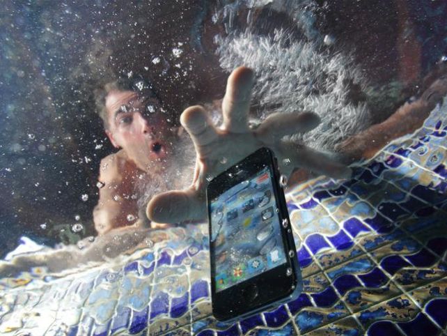 El celular en el agua