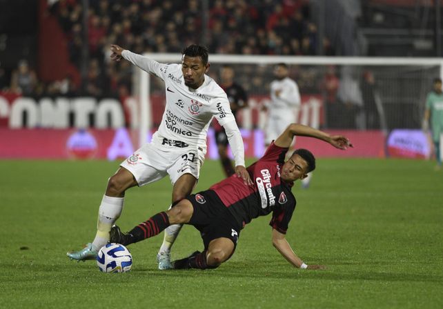 Iván Gómez trata de sacarle el balón a Ruan Oliveira.