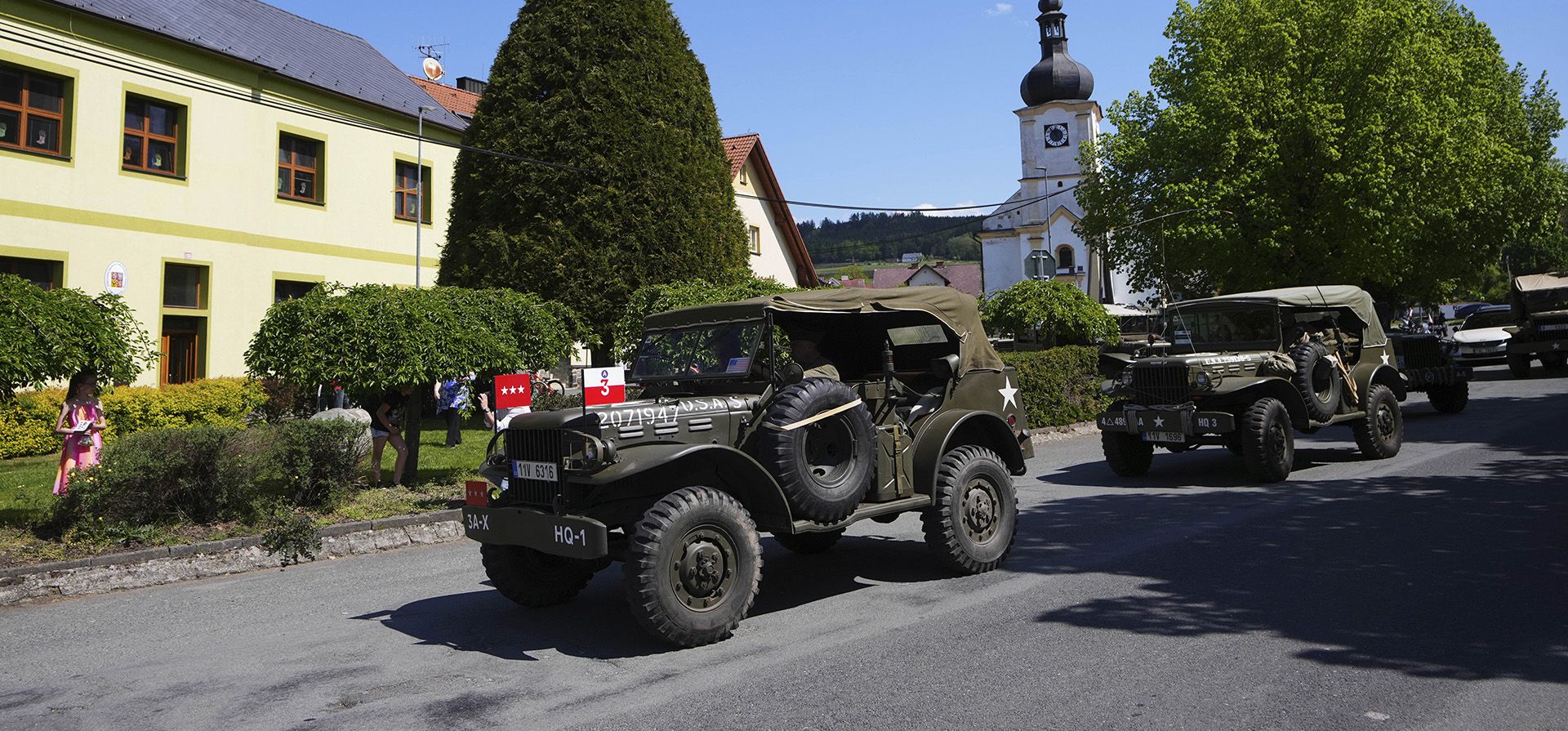 Entusiastas de la historia, vestidos con uniformes del ejército estadounidense de la Segunda Guerra Mundial, conducen sus vehículos militares durante el Entusiastas de la historia, vestidos con uniformes del ejército estadounidense de la Segunda Guerra Mundial, conducen sus vehículos militares durante el