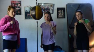 Daniela, Roxana y Evelin, las tres hijas mujeres de una familia plena de boxeadores también ponen en juego la fuerza en el ring.