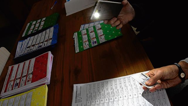 Sin luz. Los rosarinos se las arreglaron para participar de las elecciones.