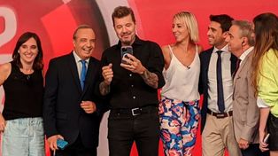 Marcelo Tinelli junto a parte del staff del noticiero del mediodía de Canal 3.