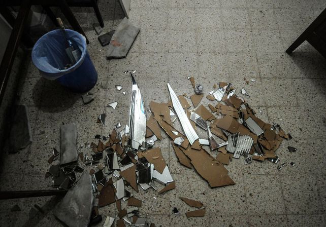 Además del robo los ladrones destrozaron vidrios y espejos. Foto: Mauricio Centurión