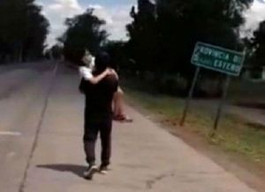 No lo dejaron entrar a la provincia y cargó a su hija 5 kilómetros a pie