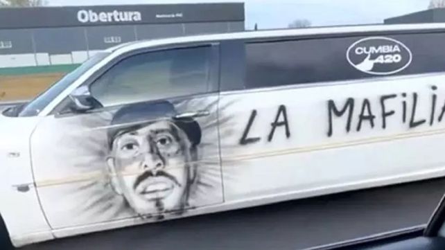 L-Gante llegó al velorio de El Noba en una limusina donde se apreciaba la cara del cantante pintada en uno de los costados del auto.