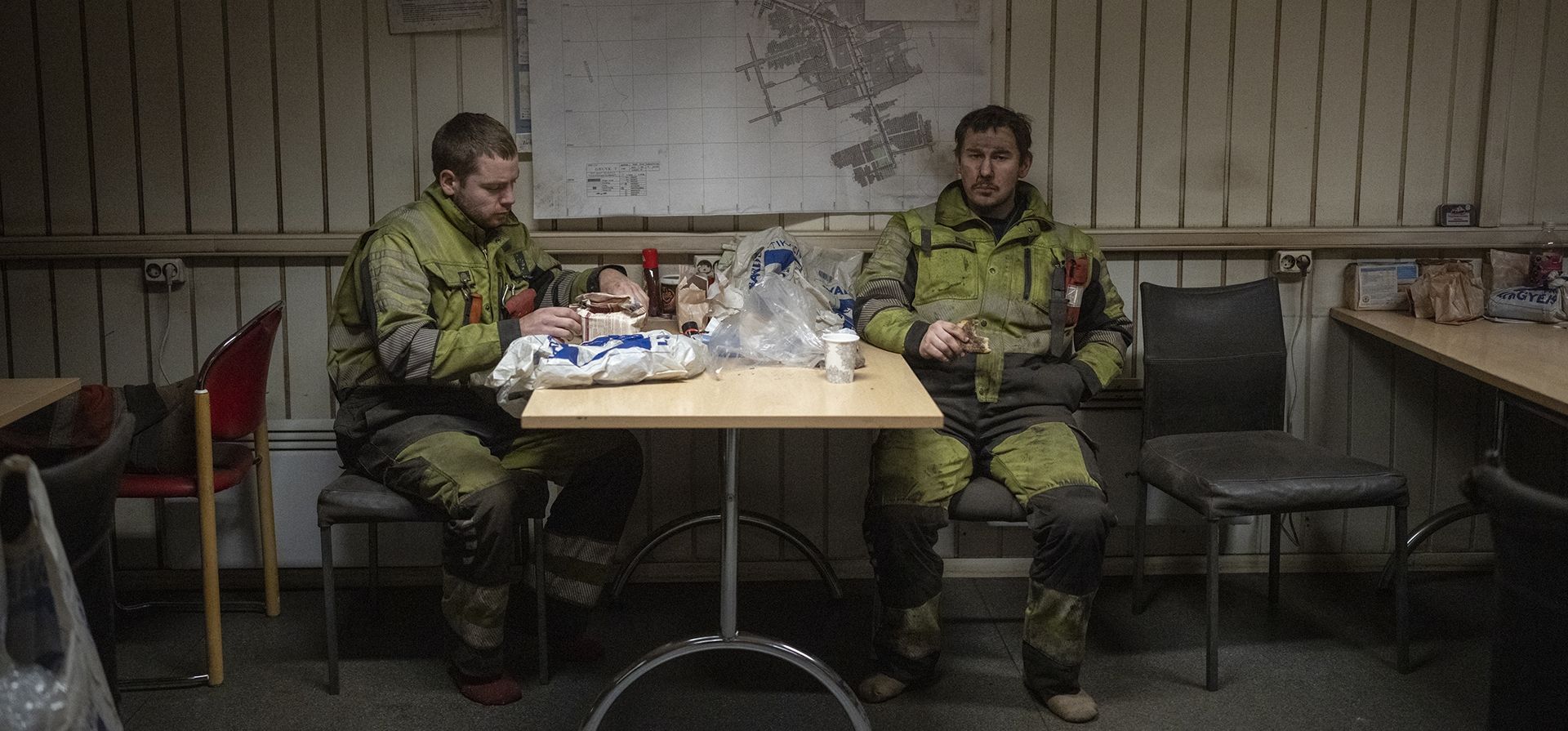 Mineros de carbón descansan durante un turno en la sala de descanso de la mina de carbón Gruve 7 en Adventdalen, Noruega, el viernes 27de enero de 2023. Está programado que la mina cierre en dos años, reduciendo las emisiones de dióxido de carbono en este frágil y rápido entorno cambiante, pero también borrando la identidad de una comunidad minera centenaria que llena a muchos de profundo orgullo incluso cuando las actividades principales se desplazan hacia la ciencia y el turismo. (Foto AP/Daniel Cole)