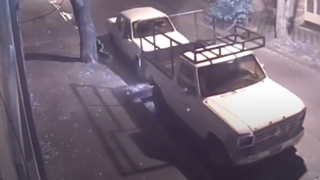 Un video muestra cómo operan los ladrones de autos en Rosario