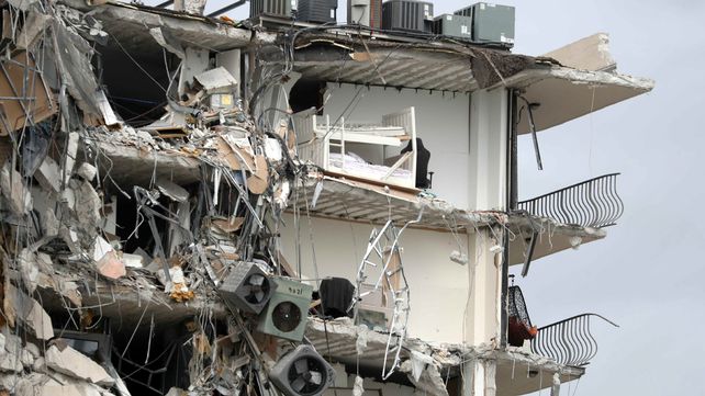 Un muerto y desaparecidos, entre ellos cuatro argentinos, por el derrumbe de un edificio en Miami