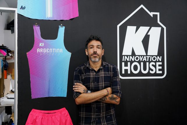 El rosarino Lucas Bautista lleva adelante su propio emprendimiento de indumentaria deportiva.