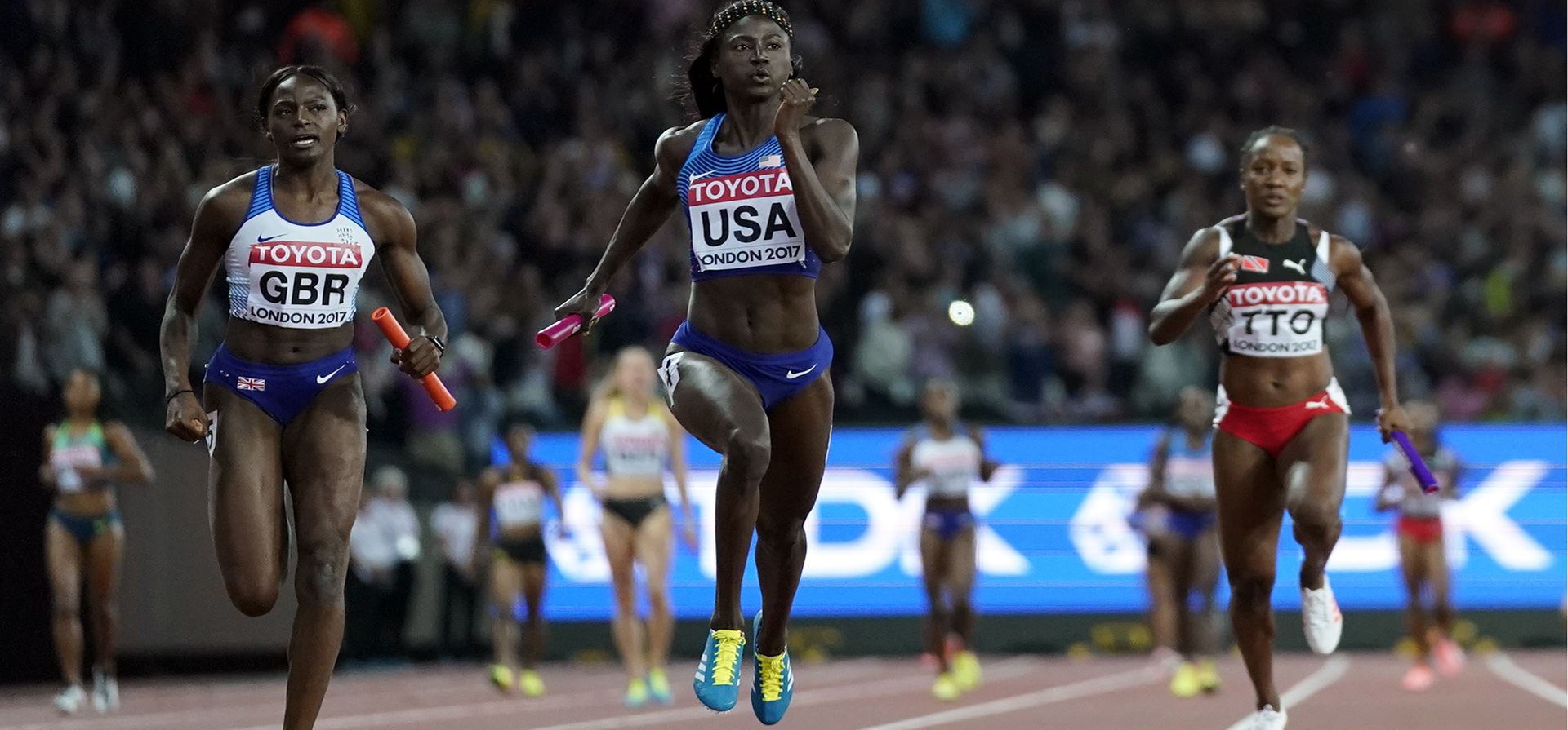 Tori Bowie de Estados Unidos, centro, lleva al equipo de Estados Unidos al oro en la final de relevos 4x100m de mujeres durante el Campeonato Mundial de Atletismo en Londres el sábado 12 de agosto de 2017. Tori Bowie, la velocista que ganó tres medallas olímpicas en los Juegos de Río de Janeiro de 2016, murió, dijo su compañía de gestión y USA Track and Field el miércoles 3 de mayo de 2023. Bowie tenía 32 años. Fue encontrada el martes en su casa de Florida. No se dio ninguna causa de muerte. (Foto AP/David J. Phillip, archivo)