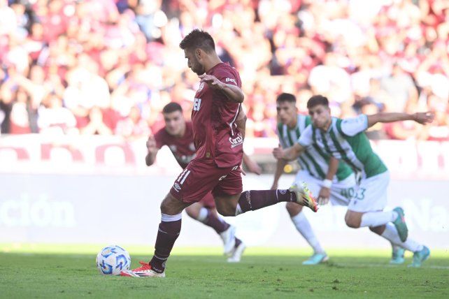 Eduardo Salvio marcó de penal para Lanús.