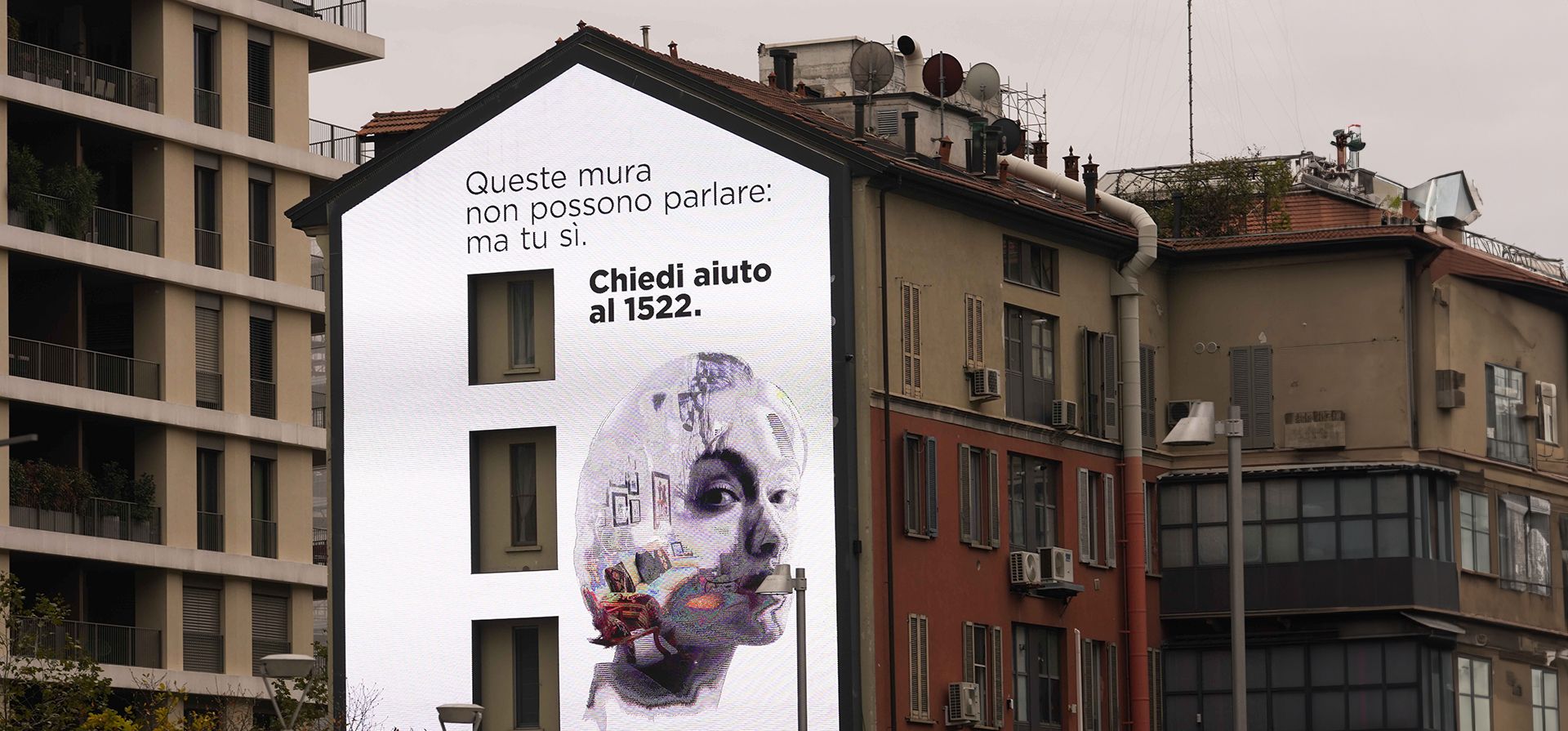 Una pantalla colocada en un edificio muestra un número al que llamar en caso de violencia contra la mujer, durante el Día Internacional de la Eliminación de la Violencia contra la Mujer, en Milán, Italia, el lunes 25 de noviembre de 2024. (Foto AP/Luca Bruno) Una pantalla colocada en un edificio muestra un número al que llamar en caso de violencia contra la mujer, durante el Día Internacional de la Eliminación de la Violencia contra la Mujer, en Milán, Italia, el lunes 25 de noviembre de 2024. (Foto AP/Luca Bruno)