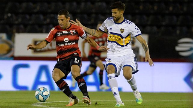 Maxi Rodríguez la domina ante el asedio de Lisandro López. El capitán no gravitó en la generación de Newells.