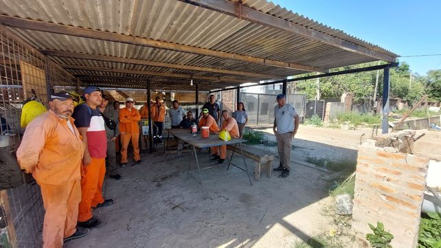 Trabajadores de la Uocra aguardan noticias en la obra del Parque Federal en la ciudad de Santa Fe.