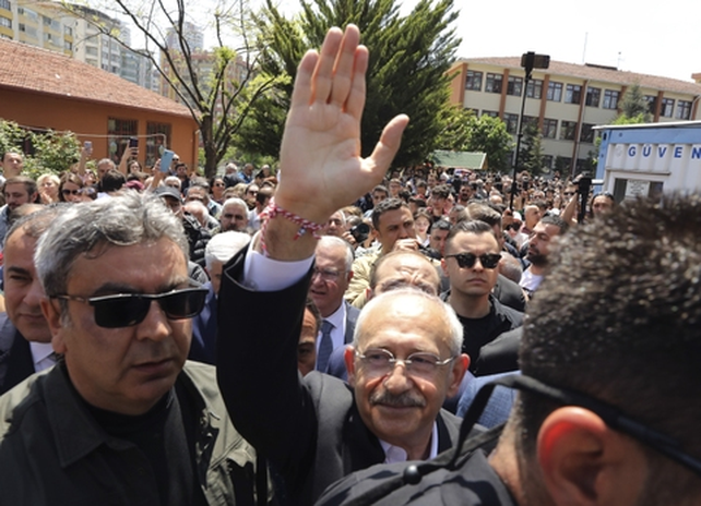 Kemal Kilicdaroglu llega a votar rodeado de una multitud en Ankara, la capital de Turqu&iacute;a.&nbsp;