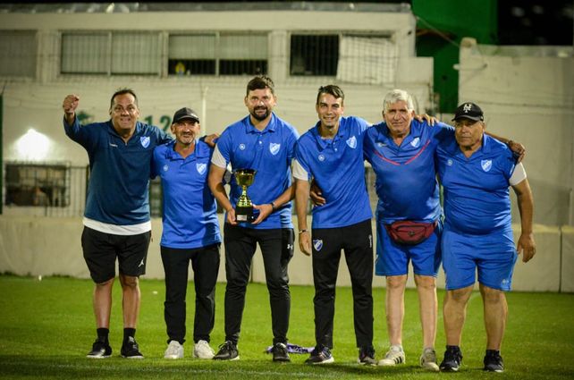 Cuerpo técnico. Néstor Rossi técnico campeón junto a un selecto grupo de colaboradores. Pablo Clarino (DT Quinta), José Previtti (DT Reserva). Ivo Loncaric (PF juveniles), Carlos Luján (entrenador Arqueros),  Juan Estrella (utilero) y Fernando Aquino (prensa de Argentino)