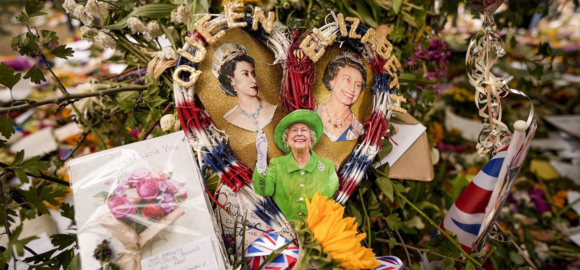 Fotografías de la reina Isabel II colocadas junto a los tributos florales dejados por la gente, el día después de su funeral en el Green Park de Londres, el martes 20 de septiembre de 2022. La reina, que murió a los 96 años el 8 de septiembre, fue enterrada en Windsor junto a su difunto esposo, el príncipe Felipe, quien murió el año pasado.